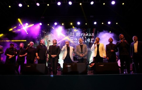 Konya'da 'İz Bırakan Ezgiler’ konseri! Bakan Kasapoğlu'da sahnede ezgi seslendirdi!